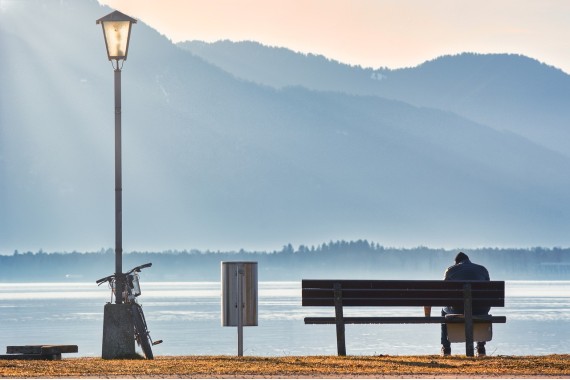 Solitudine anziani: tecnologia e reti di prossimità